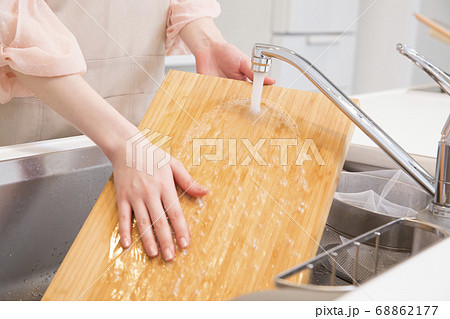 まな板を洗う女性 まな板を洗う女性 68862177