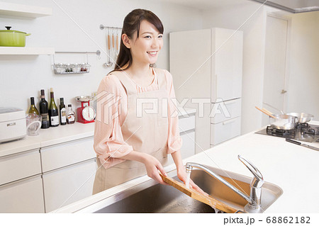 洗い物をする女性 洗い物をする女性 68862182