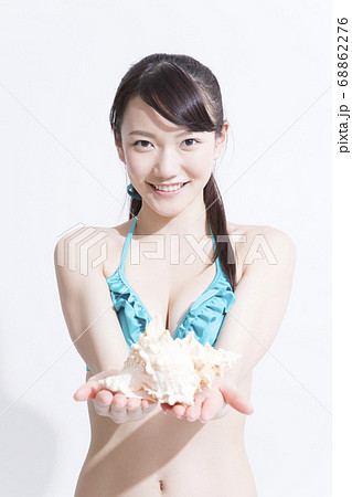 貝殻と水着姿の女性の写真素材