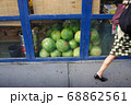 ニューヨークの八百屋のスイカ 68862561