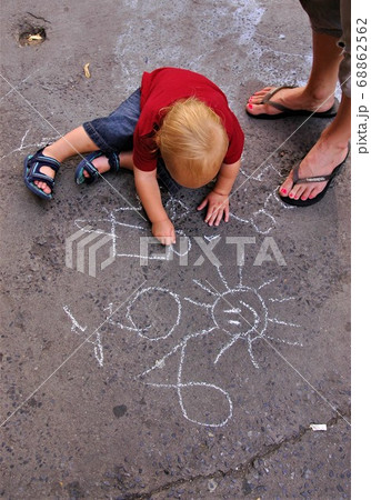 ニューヨークの路上で落書きする子供 68862562
