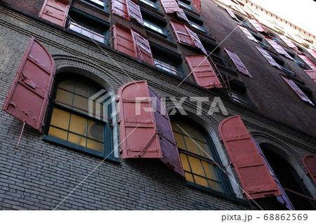 ニューヨークの古いビルの窓と鎧戸。 68862569