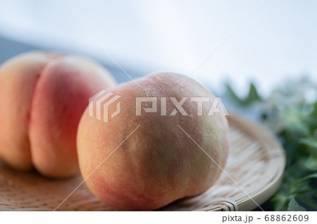 自然光と桃 68862609