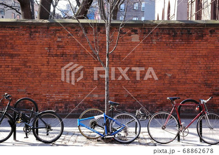 ずらりと駐車、ニューヨークの自転車。 ずらりと駐車、ニューヨークの自転車。 68862678