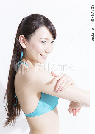 日焼け止めを塗る水着姿の女性 日焼け止めを塗る水着姿の女性 68862705