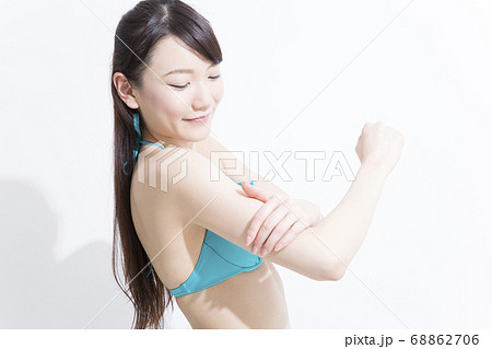 日焼け止めを塗る水着姿の女性 68862706