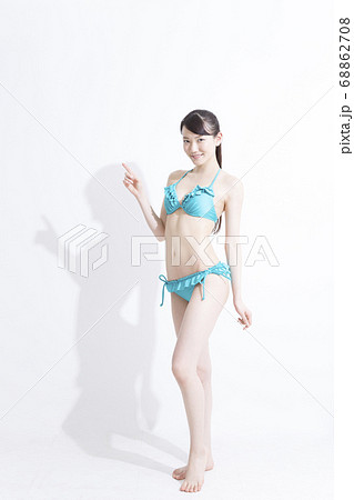 指差しをする水着姿の女性 68862708