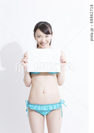メッセージボードを持つ水着姿の女性 68862718