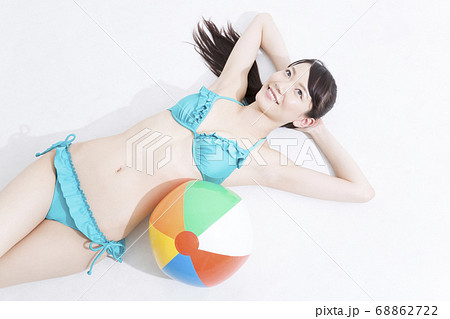 寝そべる水着姿の女性の写真素材
