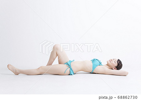 寝そべる水着姿の女性の写真素材