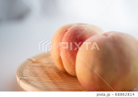 自然光と桃 68862814
