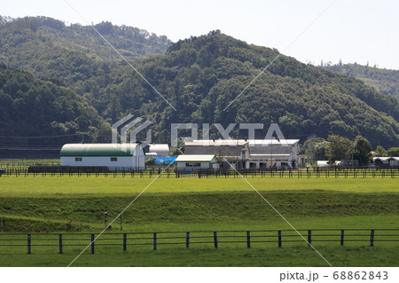 北海道　日高地方　牧場のある風景 68862843