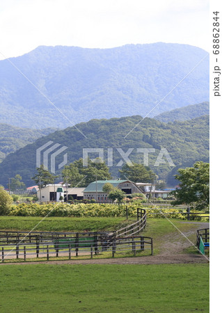 北海道　日高地方　牧場のある風景 68862844