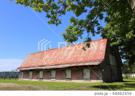 北海道　日高地方　牧場のある風景 68862856