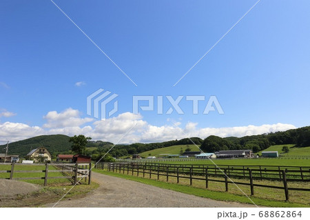 北海道 日高地方 牧場のある風景 北海道 日高地方 牧場のある風景 68862864
