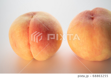 白背景の桃 68863255
