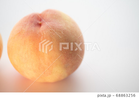 白背景の桃 白背景の桃 68863256