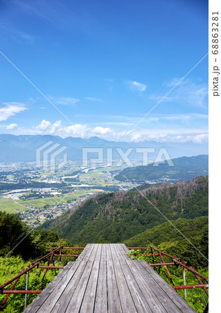 夏の長峰山 パラグライダーのランチャー台(発射台)上から安曇野市内を見渡す 長野県安曇野市 夏の長峰山 パラグライダーのランチャー台(発射台)上から安曇野市内を見渡す 長野県安曇野市 68863281