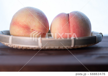 自然光と新鮮な桃 自然光と新鮮な桃 68863476