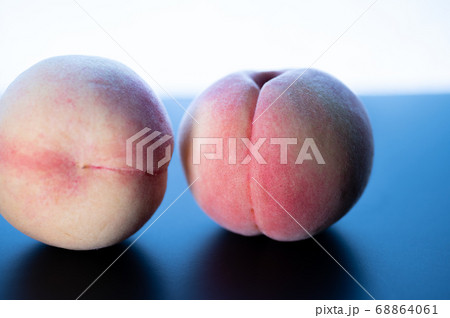 自然光と新鮮な桃 自然光と新鮮な桃 68864061