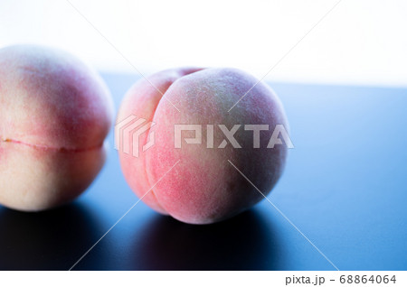 自然光と新鮮な桃 自然光と新鮮な桃 68864064