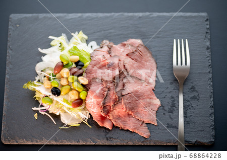 岩盤プレートでローストビーフサラダ 68864228