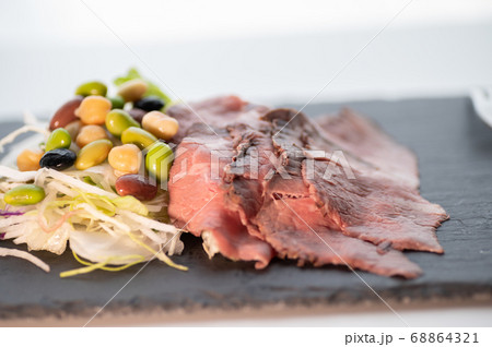 自然光とローストビーフサラダ 68864321