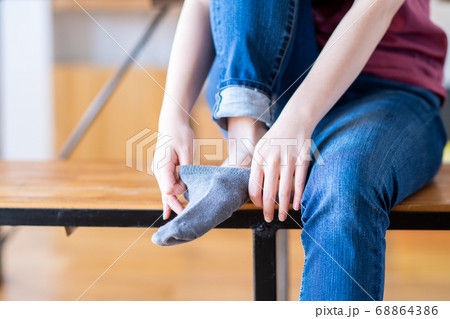 靴下をはく若い女性 68864386