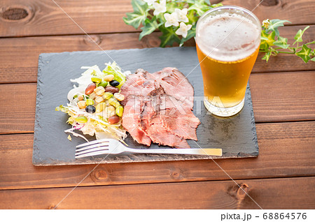 生ビールとローストビーフサラダ 68864576