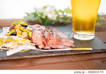 生ビールとローストビーフサラダ 生ビールとローストビーフサラダ 68864579