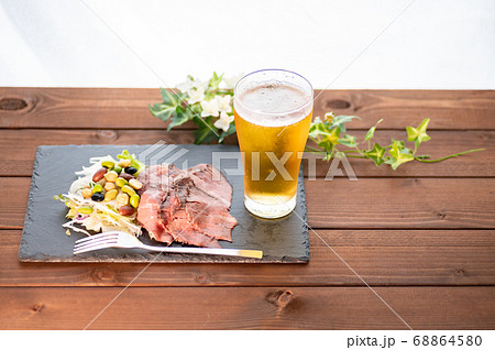 生ビールとローストビーフサラダ 68864580
