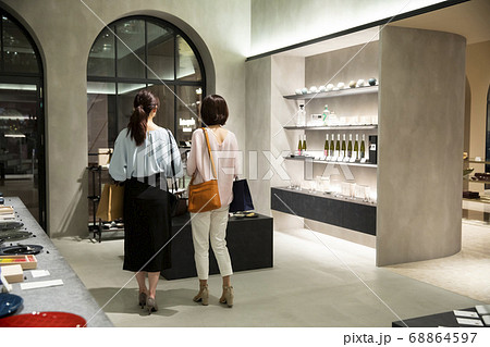 ショッピングする親子 68864597