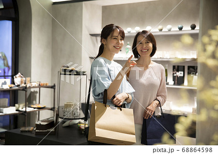 ショッピングする親子 68864598