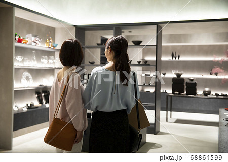 ショッピングする親子 68864599