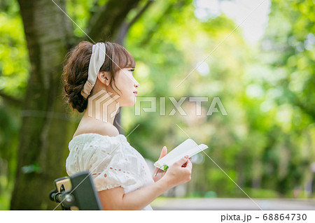 本を読む女性 本を読む女性 68864730