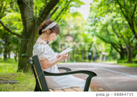 本を読む女性 本を読む女性 68864735