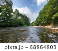 夏の晴れた日、川の上 68864803