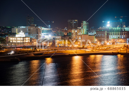 キューバ　カバーニャ要塞から見たハバナの街並の夜景 68865035