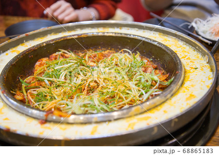 韓国料理のチーズタッカルビを食べる女性 韓国料理のチーズタッカルビを食べる女性 68865183