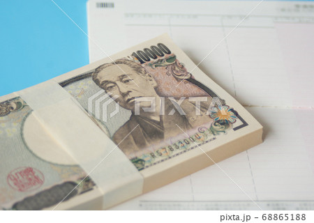 100万円の帯封現金と預金通帳 100万円の帯封現金と預金通帳 68865188