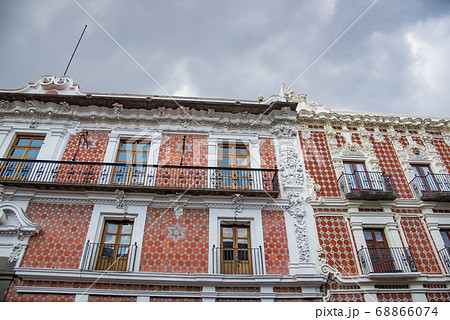 メキシコ　プエブラのタラベラ焼きタイルの外壁の建物 68866074