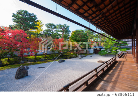 京都 相国寺の紅葉の写真素材