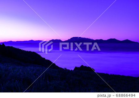 雲海 日の出 朝焼けに美しく輝く雲海 絶景風景 阿蘇外輪山 日本 熊本県 阿蘇2020年 雲海 日の出 朝焼けに美しく輝く雲海 絶景風景 阿蘇外輪山 日本 熊本県 阿蘇2020年 68866494