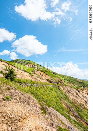 毛無峠の風景（毛無峠から毛無山と小串硫黄鉱山の索道跡を望む） 68866900