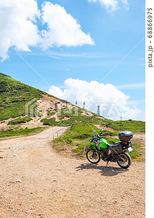 毛無峠の風景（毛無峠から毛無山と小串硫黄鉱山の索道跡を望む） 68866975
