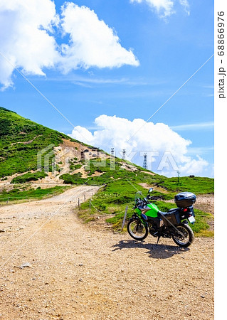毛無峠の風景（毛無峠から毛無山と小串硫黄鉱山の索道跡を望む） 68866976