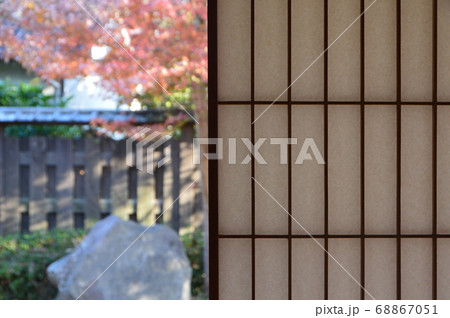 和風住宅 室内から庭を眺める（能見邸 北台武家屋敷群･杵築城 城下／大分県杵築市杵築） 68867051