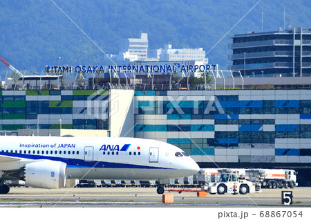 大阪国際空港　飛行機　滑走路　タキシング 68867054