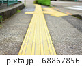 点字ブロック　一本道　曲がり角 68867856