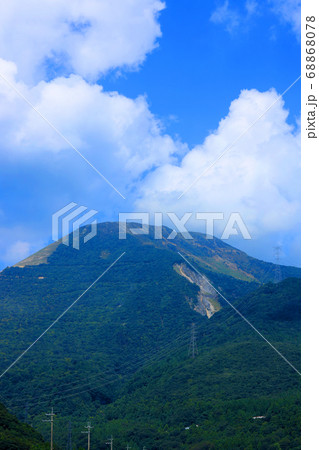 滋賀県米原市の伊吹山地の風景、夏空、伊吹山【8月】 滋賀県米原市の伊吹山地の風景、夏空、伊吹山【8月】 68868078